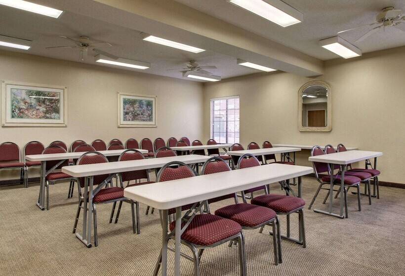 فندق Columbia Inn & Suites