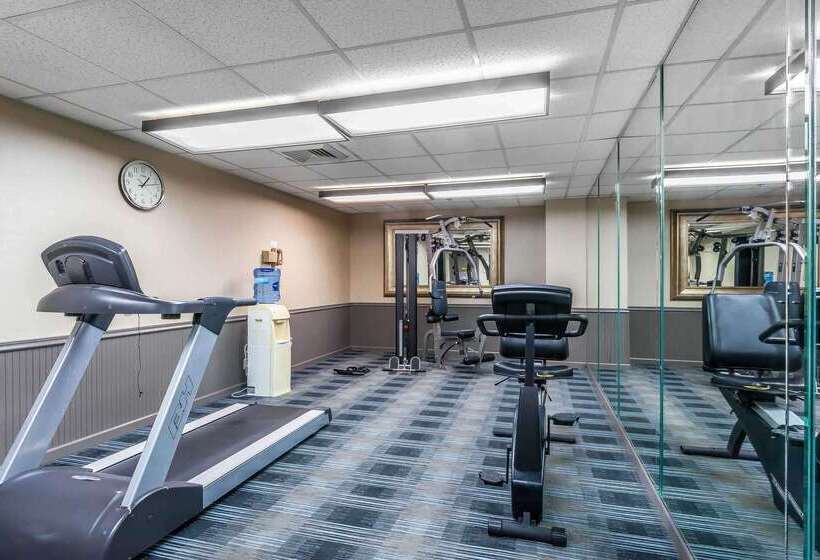 هتل Comfort Inn Cleveland Airport