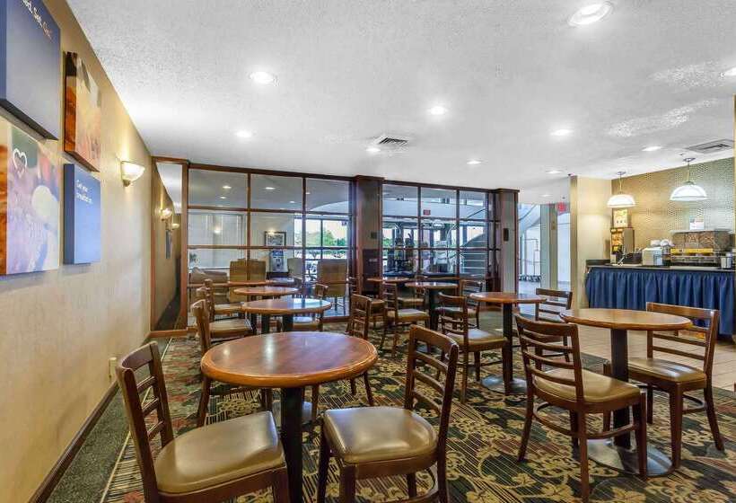 בית מלון כפרי Comfort Inn Cleveland Airport