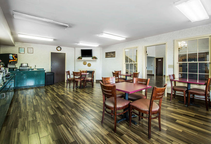 هتل Super 8 By Wyndham Montgomery I65