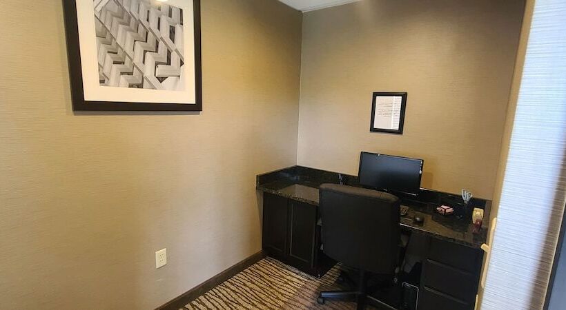 فندق Comfort Inn & Suites Leeds I20