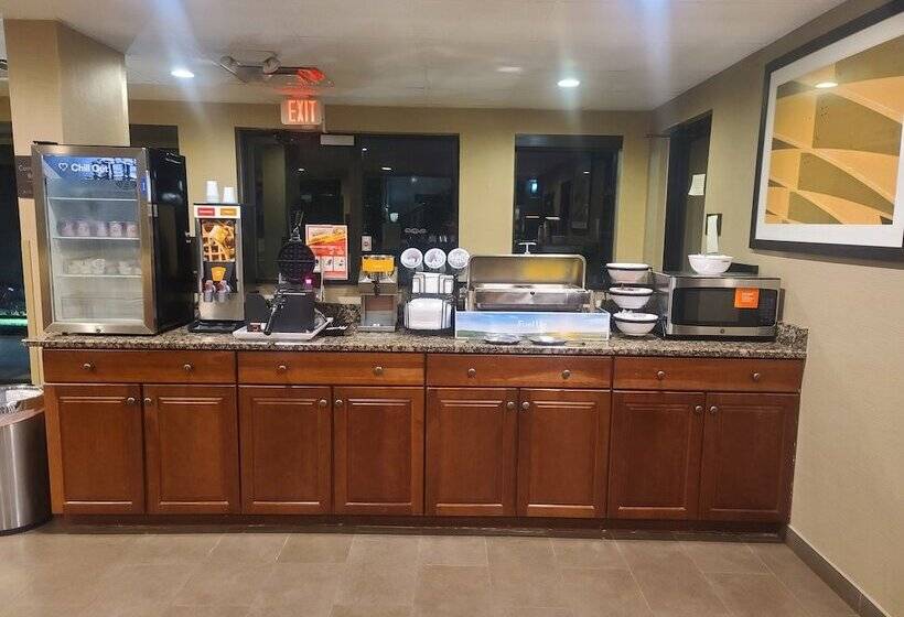 فندق Comfort Inn & Suites Leeds I20