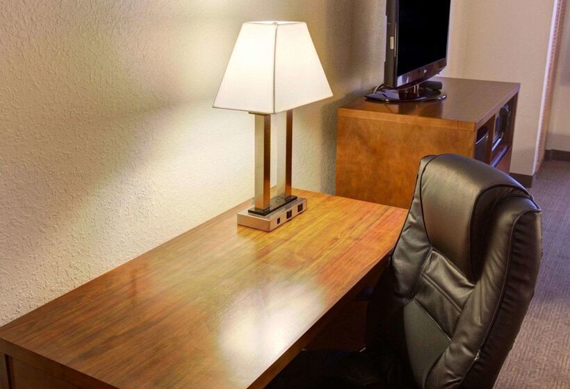 هتل Comfort Inn & Suites North Greenfield