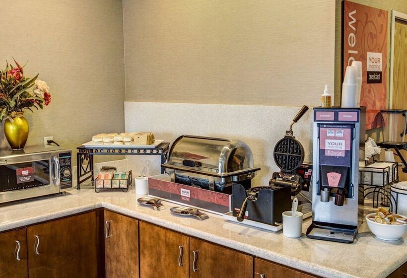 هتل Comfort Inn & Suites North Greenfield