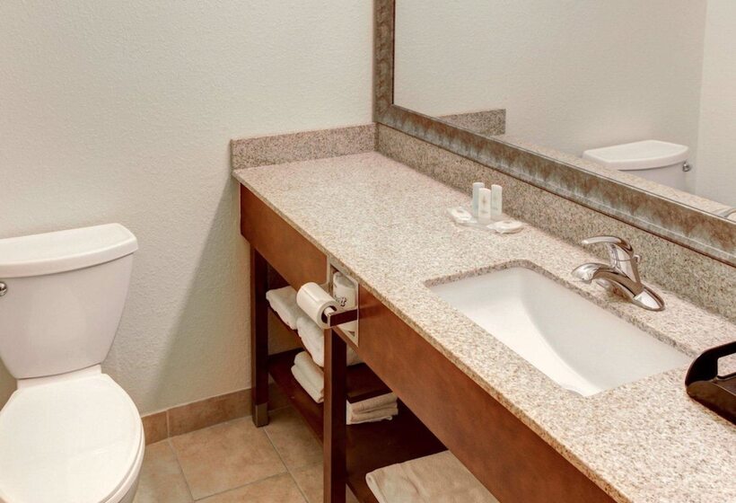 هتل Comfort Inn & Suites North Greenfield