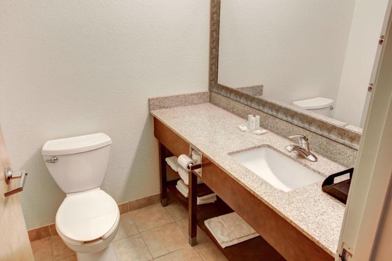 هتل Comfort Inn & Suites North Greenfield