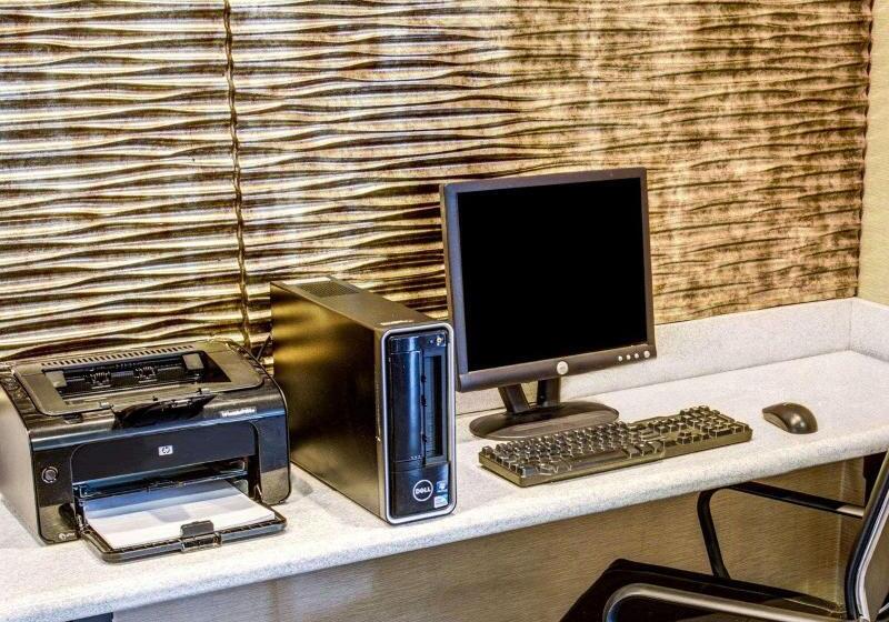 هتل Comfort Inn & Suites North Greenfield