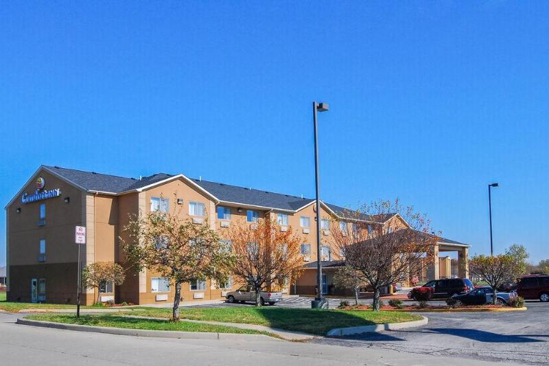 هتل Comfort Inn & Suites North Greenfield
