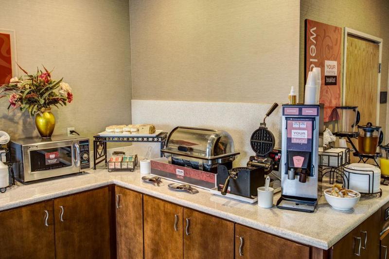 هتل Comfort Inn & Suites North Greenfield