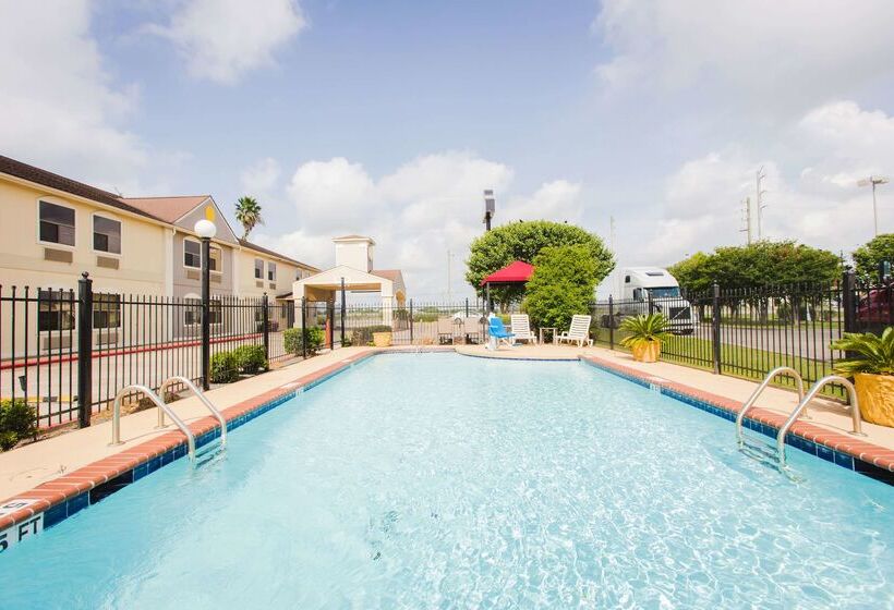 בית מלון כפרי Days Inn By Wyndham Rosenberg