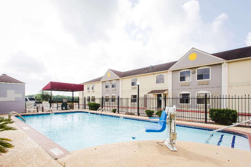 בית מלון כפרי Days Inn By Wyndham Rosenberg