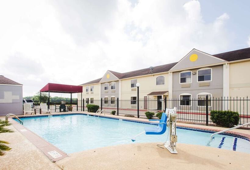 בית מלון כפרי Days Inn By Wyndham Rosenberg