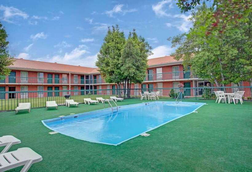 فندق Days Inn & Suites By Wyndham Collierville Germantown Area