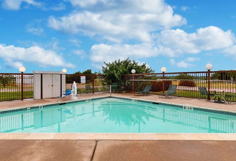 בית מלון כפרי Econo Lodge Hillsboro I 35