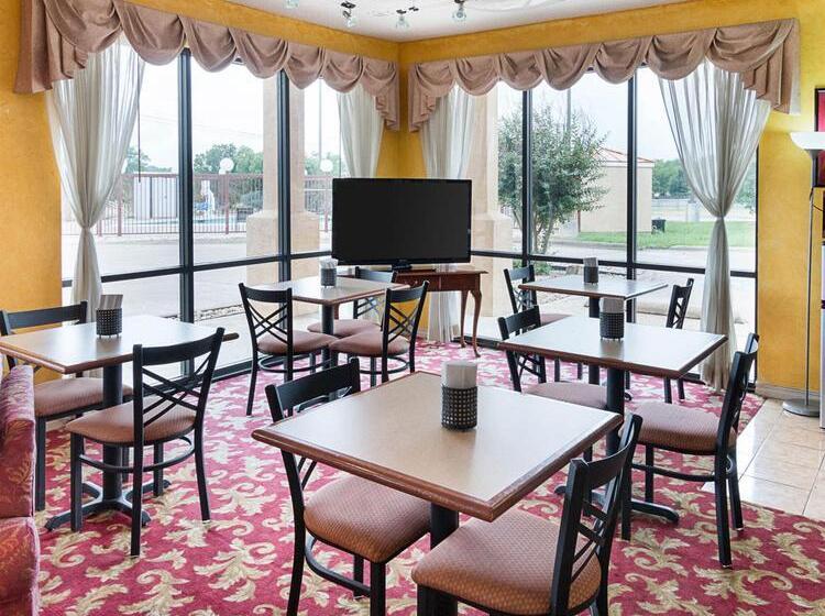 בית מלון כפרי Econo Lodge Hillsboro I 35