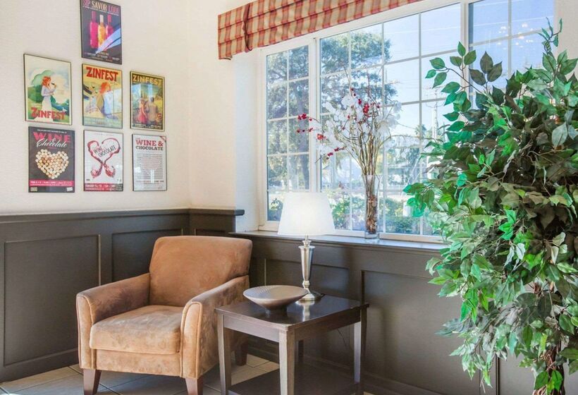 Отель Econo Lodge Inn & Suites Lodi   Wine Country Area