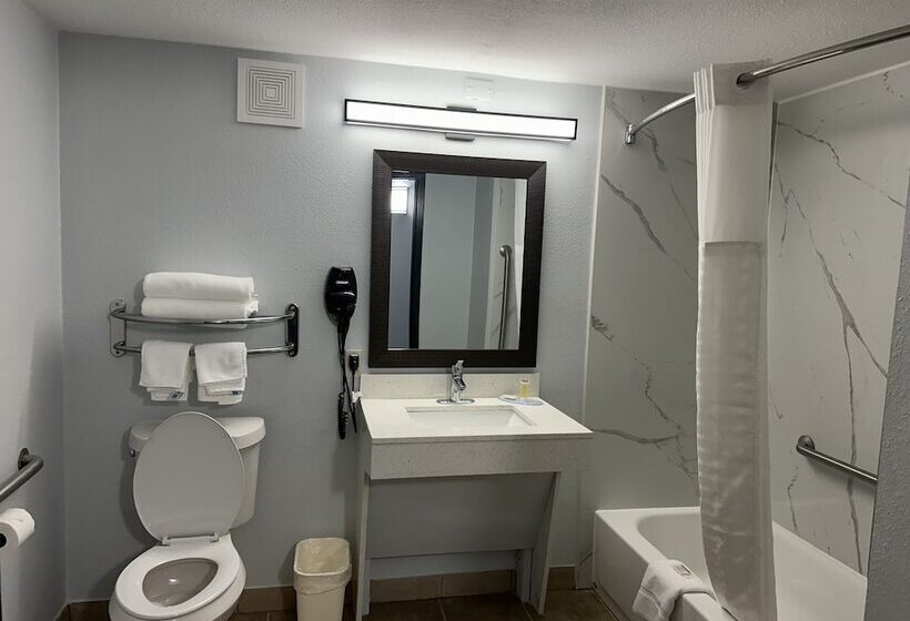 هتل Super 8 By Wyndham Alexandria La