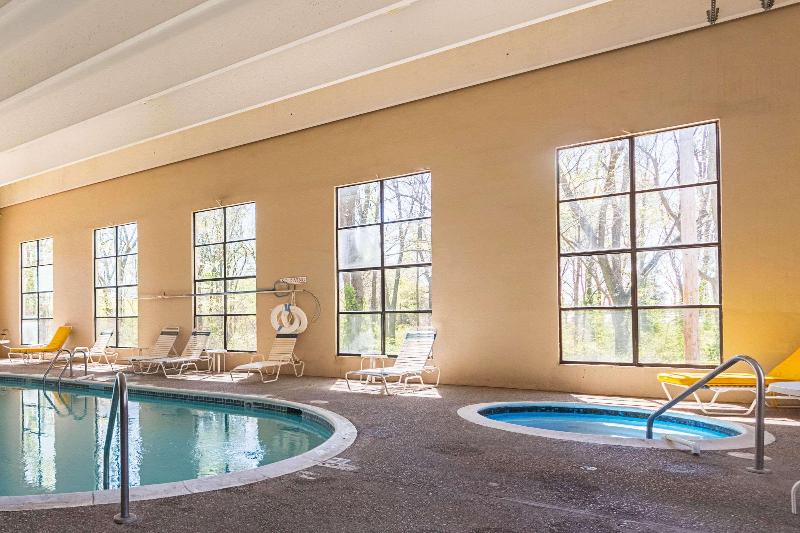 هتل Econo Lodge Inn & Suites