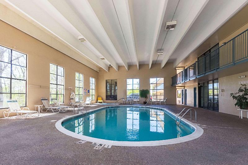 هتل Econo Lodge Inn & Suites