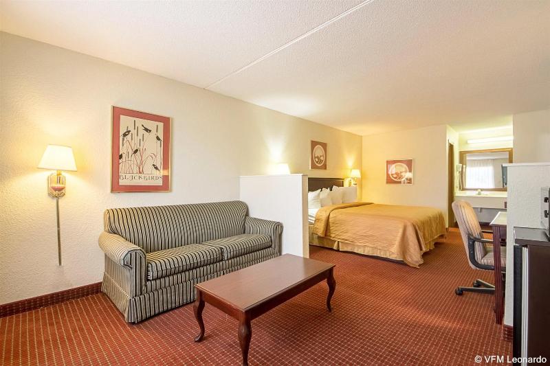 هتل Econo Lodge Inn & Suites