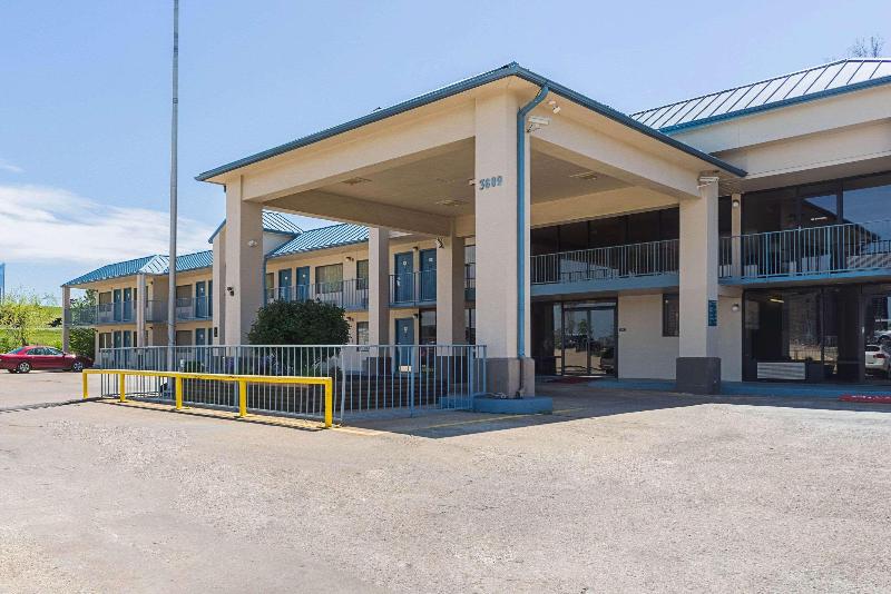 هتل Econo Lodge Inn & Suites