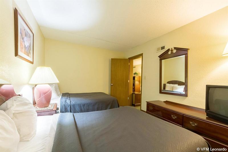 هتل Econo Lodge Inn & Suites