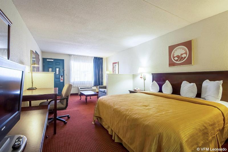 هتل Econo Lodge Inn & Suites