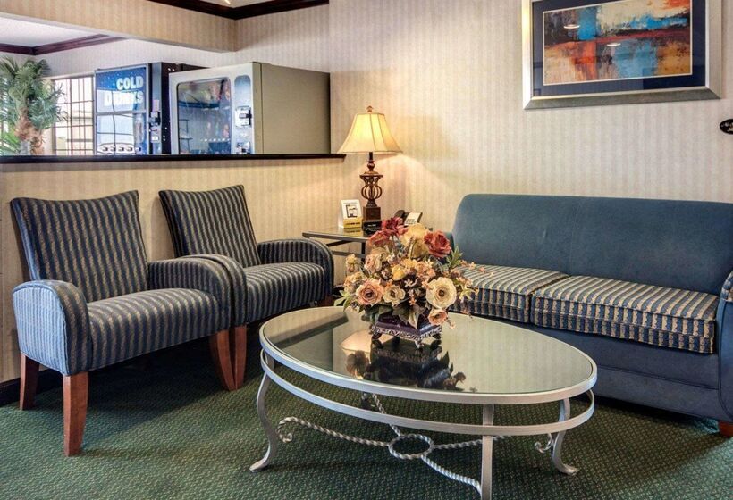 Отель Econo Lodge Inn & Suites