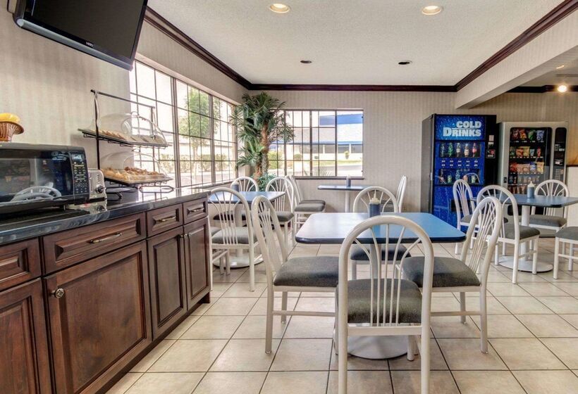 ホテル Econo Lodge Inn & Suites