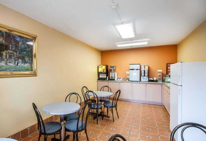 هتل Econo Lodge Inn & Suites I20, Exit 73