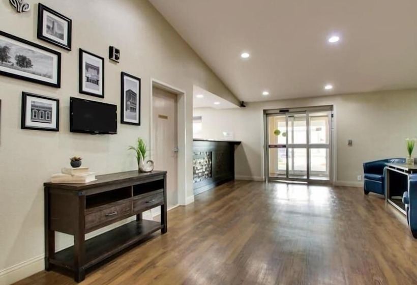 ホテル Everspring Inn & Suites