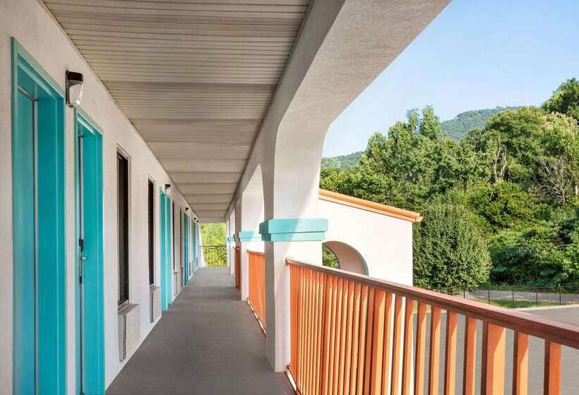 هتل Howard Johnson By Wyndham Chattanooga Lookout Mountain I 24