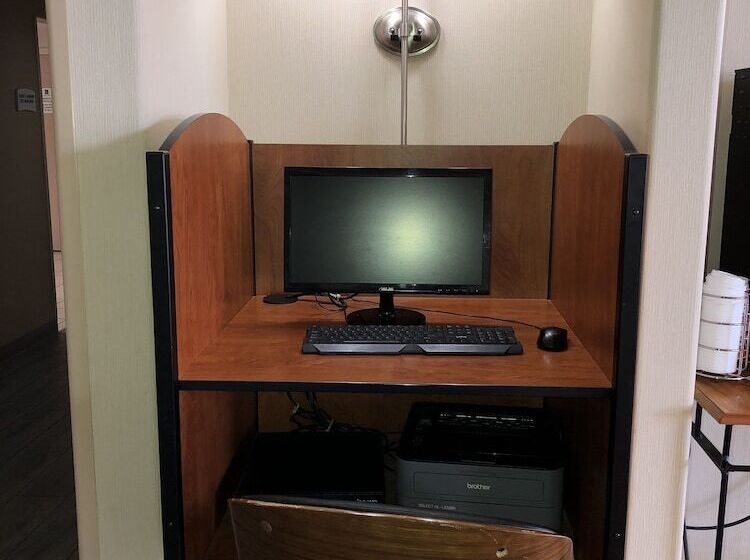 Отель Quality Inn Airport