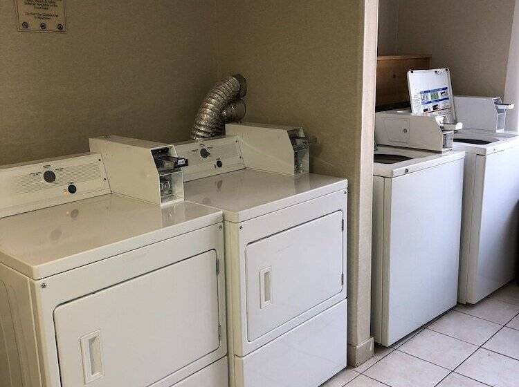 Отель Quality Inn Airport