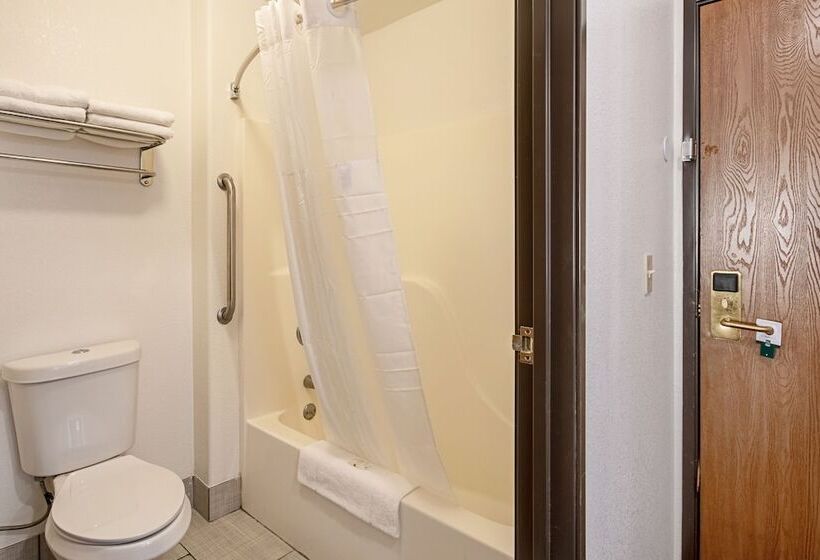 Отель Quality Inn