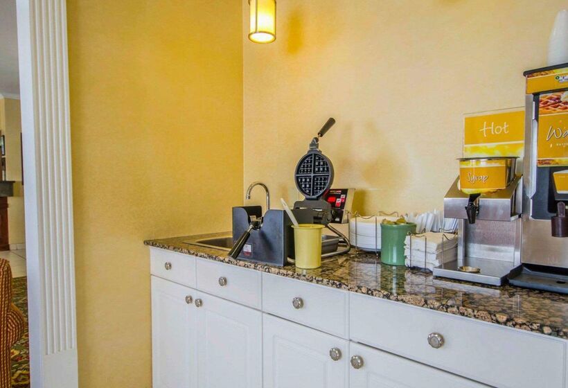 Отель Quality Inn East