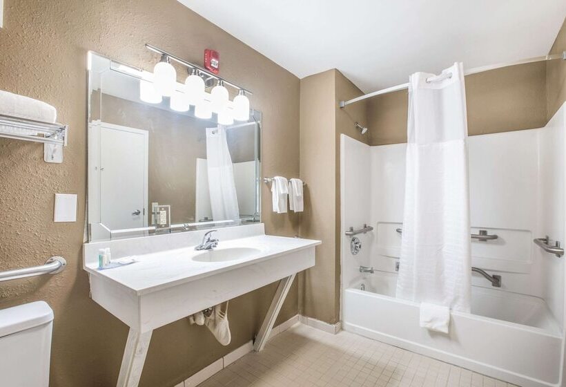 Отель Quality Inn