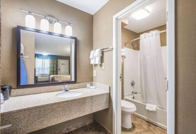 Отель Quality Inn