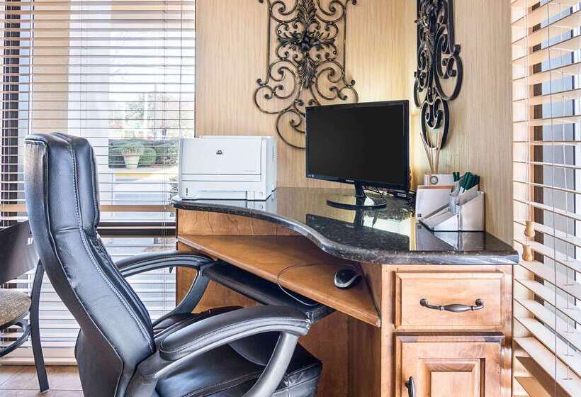 هتل Quality Inn Near Casinos And Convention Center