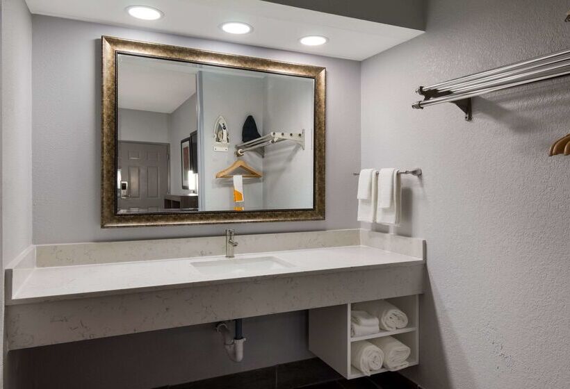 هتل Quality Inn Near Casinos And Convention Center