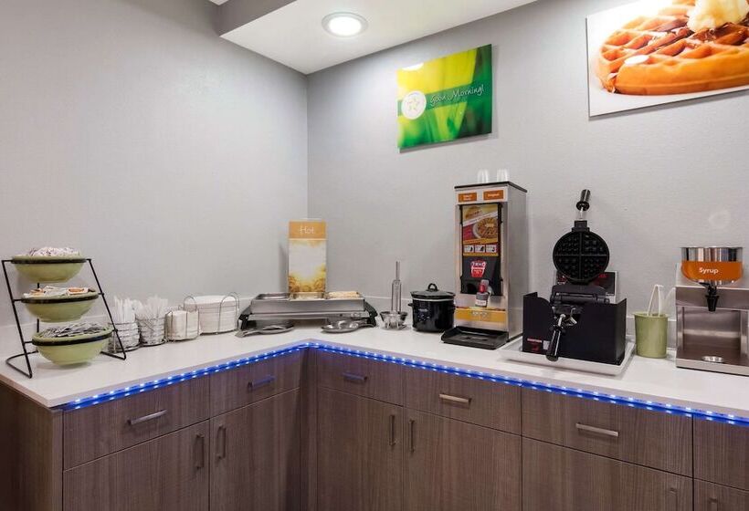 هتل Quality Inn Near Casinos And Convention Center