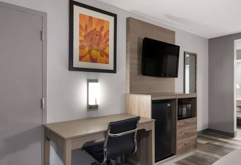 هتل Quality Inn Near Casinos And Convention Center