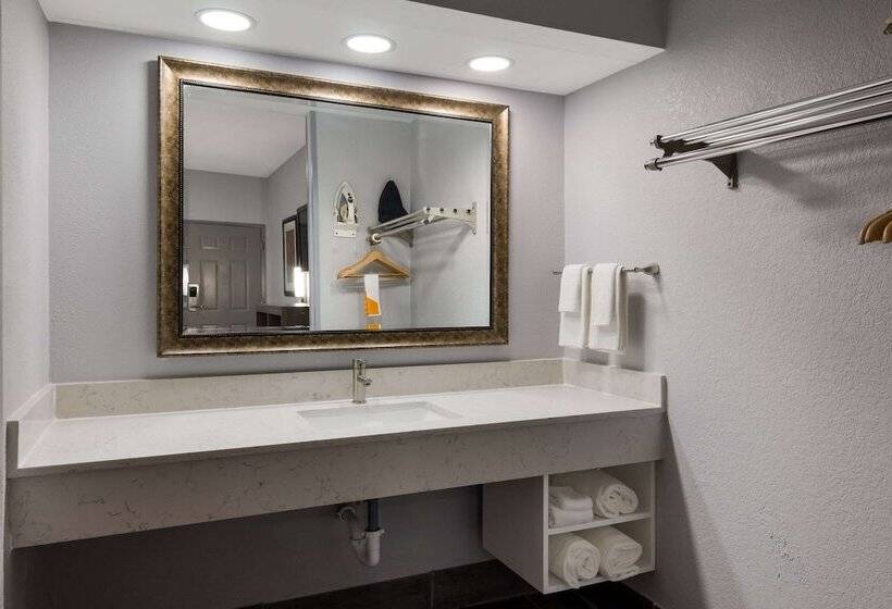 هتل Quality Inn Near Casinos And Convention Center