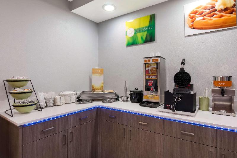 هتل Quality Inn Near Casinos And Convention Center