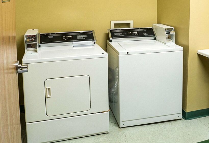 فندق Quality Inn Near Northtown Mall & National Sports Center