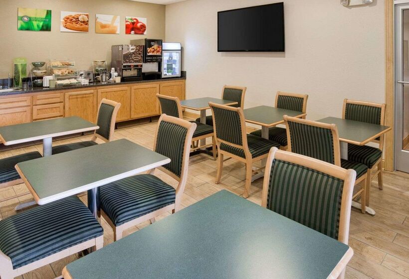 فندق Quality Inn Near Northtown Mall & National Sports Center