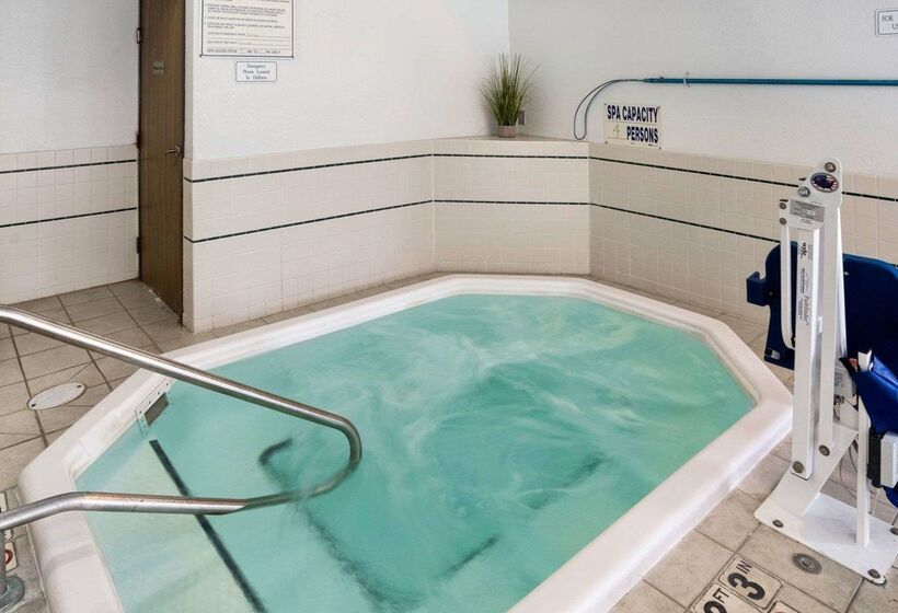 فندق Quality Inn Near Northtown Mall & National Sports Center