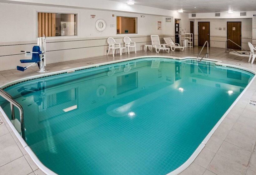 فندق Quality Inn Near Northtown Mall & National Sports Center