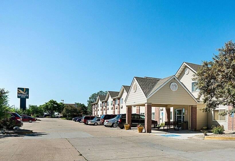 בית מלון כפרי Quality Inn Near Northtown Mall & National Sports Center