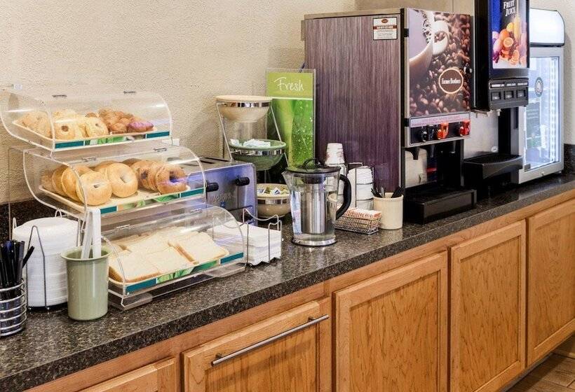 בית מלון כפרי Quality Inn Near Northtown Mall & National Sports Center